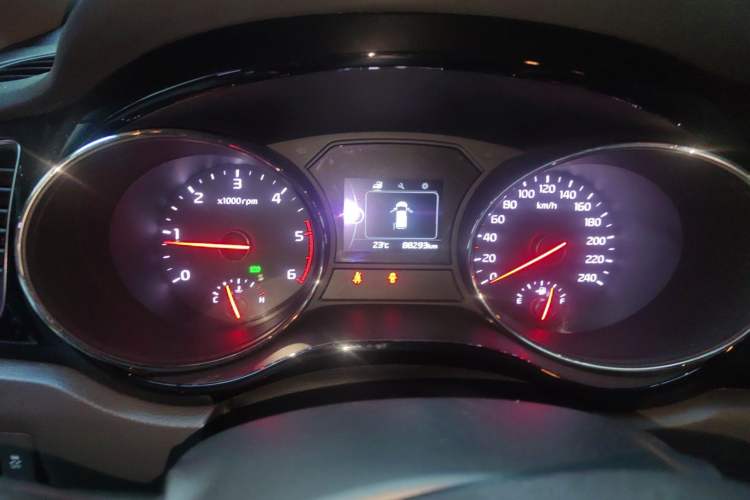 Used Kia Carnival 2015 2.2T Luxury Edition China IV Odometer Close Up