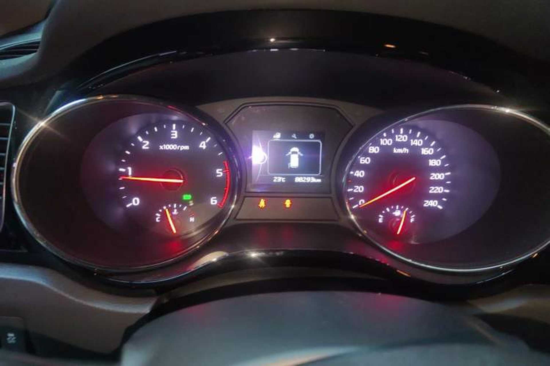 Used Kia Carnival 2015 2.2T Luxury Edition China IV Odometer Close Up