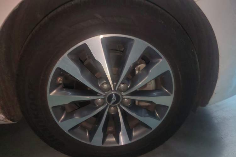 Used Kia Carnival 2015 2.2T Luxury Edition China IV Right Front Wheel Hub