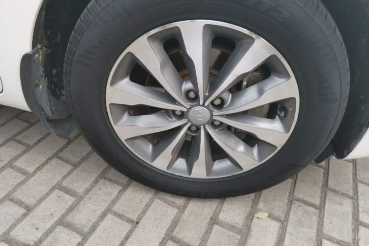 Used Kia Carnival 2015 2.2T Luxury Edition China IV Right Front Wheel Hub