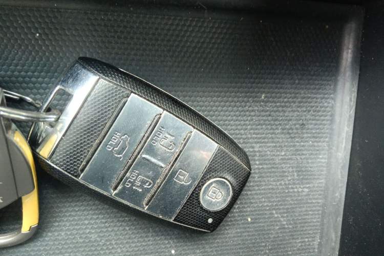 Used Kia Carnival 2015 2.2T Flagship Edition China IV Standard Vehicle Key