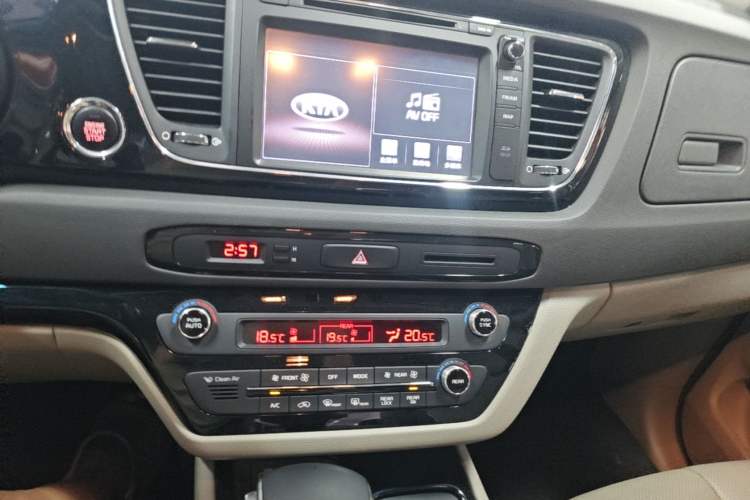 Used Kia Carnival 2017 2.2T Luxury Edition China V Standard Audio And AC Panel