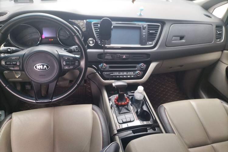 Used Kia Carnival 2017 2.2T Luxury Edition China V Standard Center Console