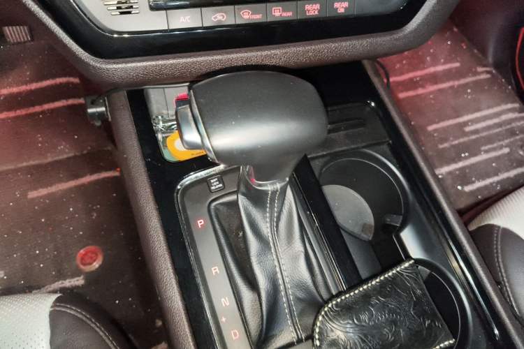 Used Kia Carnival 2017 2.2T Flagship Edition China V Standard Gear Lever
