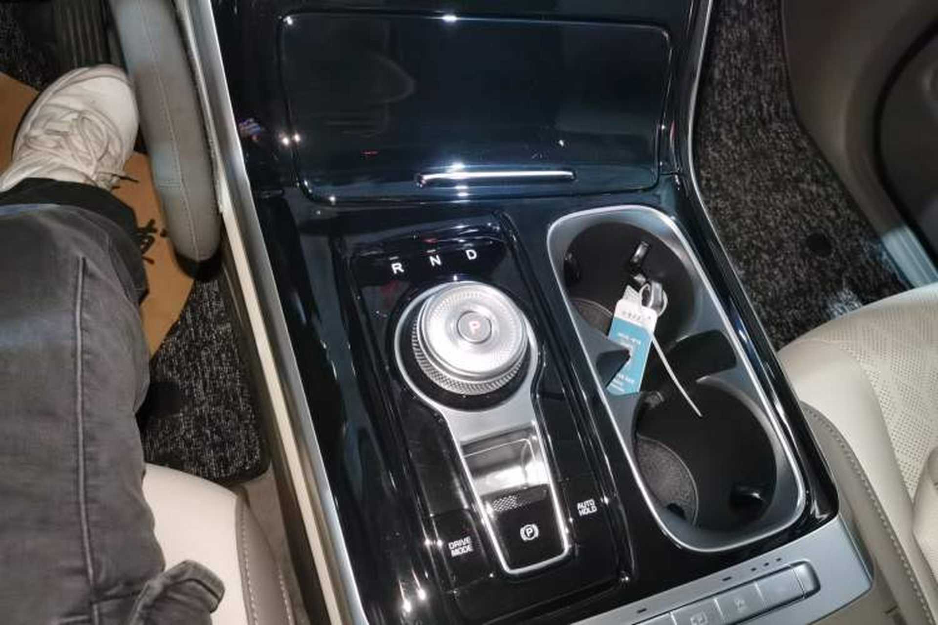 Used Kia Carnival 2021 2.0T Luxury Tech Edition Gear Lever