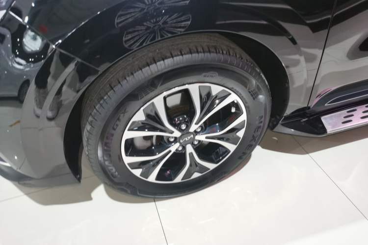 Used Kia Carnival 2021 2.0T Luxury Tech Edition Left Front Wheel Hub