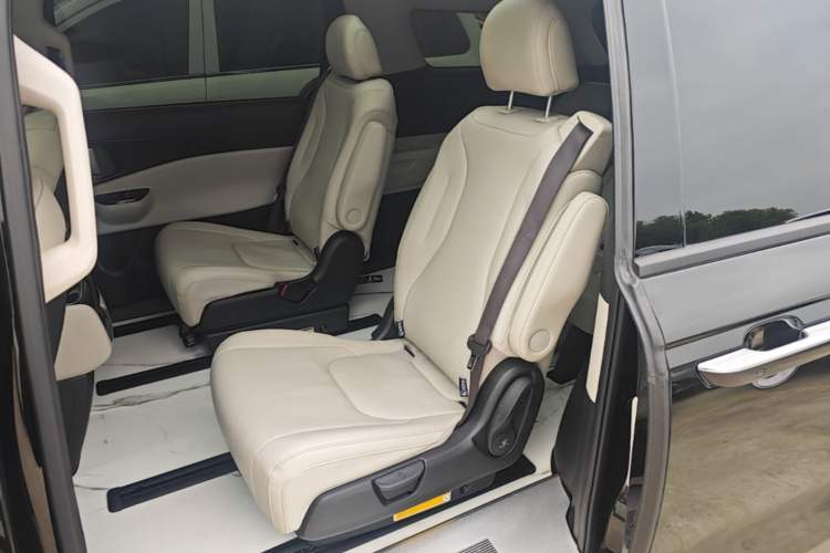 Used Kia Carnival 2021 2.0T Luxury Edition Left Rear Seat