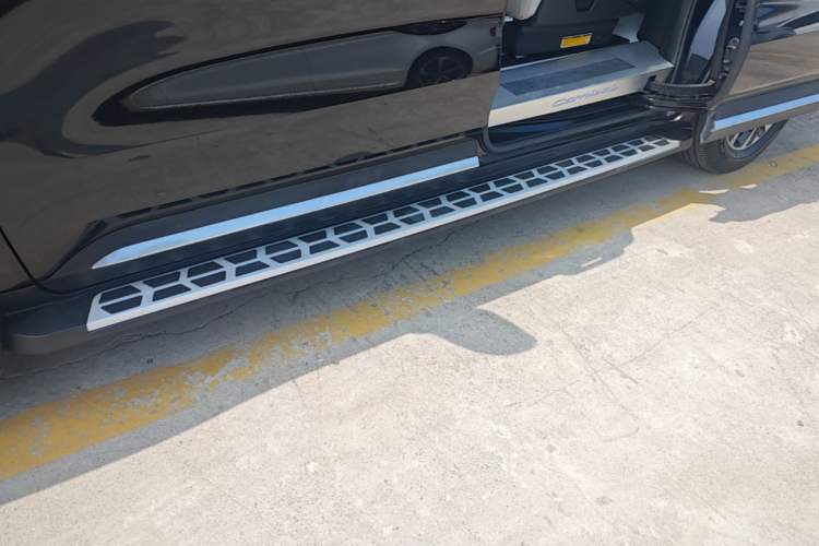 Used Kia Carnival 2021 2.0T Luxury Edition Left Side Sill