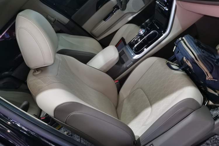 Used Kia Carnival 2021 2.0T Luxury Tech Edition Right Front Seat