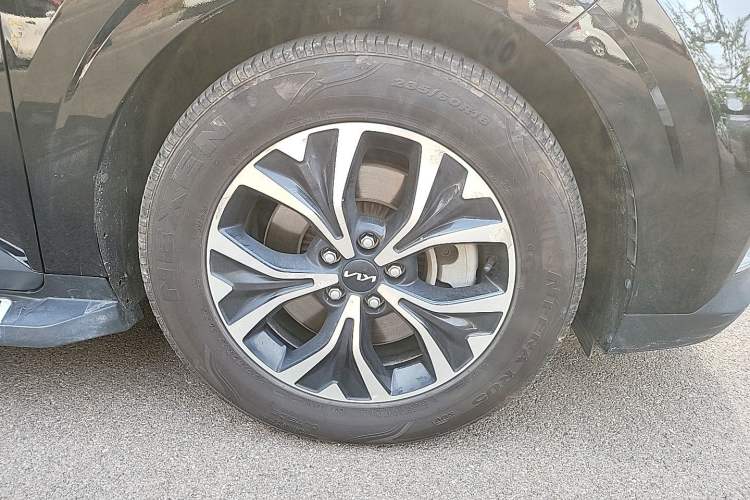 Used Kia Carnival 2021 2.0T Luxury Tech Edition Right Front Wheel Hub