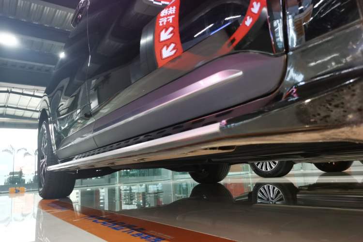 Used Kia Carnival 2021 2.0T Luxury Tech Edition Right Side Sill