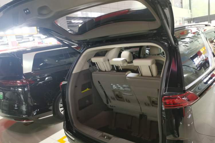 Used Kia Carnival 2021 2.0T Luxury Tech Edition Trunk