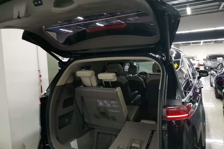 Used Kia Carnival 2021 2.0T Flagship Edition Trunk