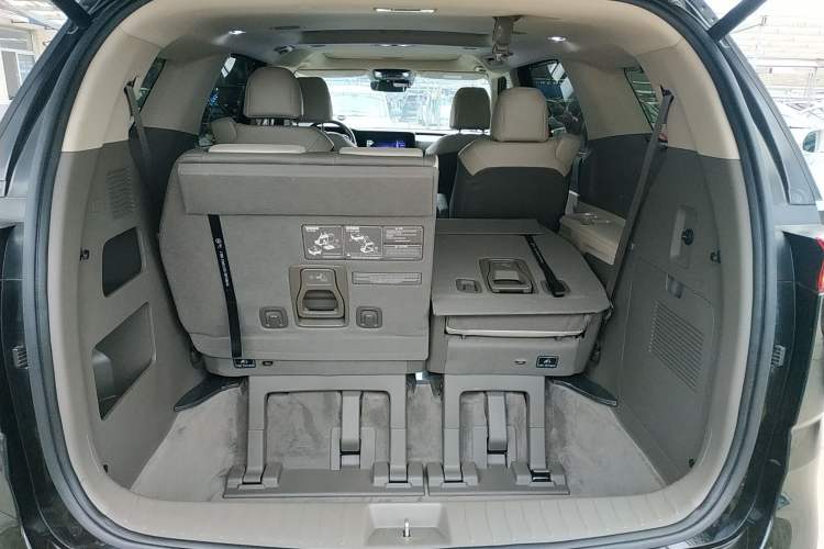 Used Kia Carnival 2021 2.0T Luxury Edition Trunk