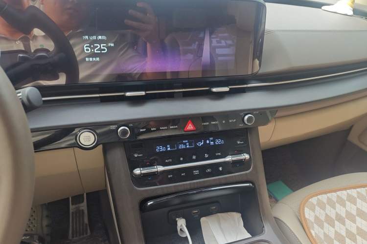 Used Kia Carnival 2021 2.0T Flagship Edition Audio And AC Panel