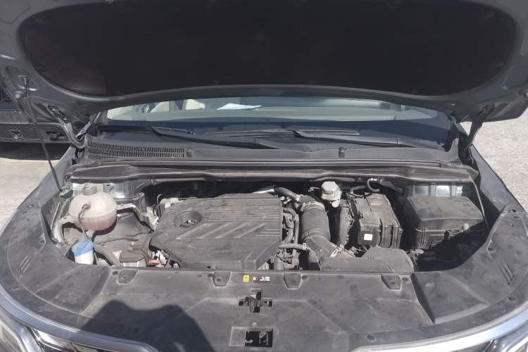 Used Kia Carnival 2021 2.0T Flagship Edition Engine Bay