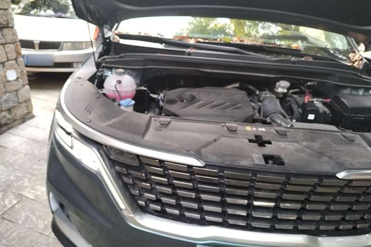 Used Kia Carnival 2021 2.0T Flagship Edition Engine Bay Right