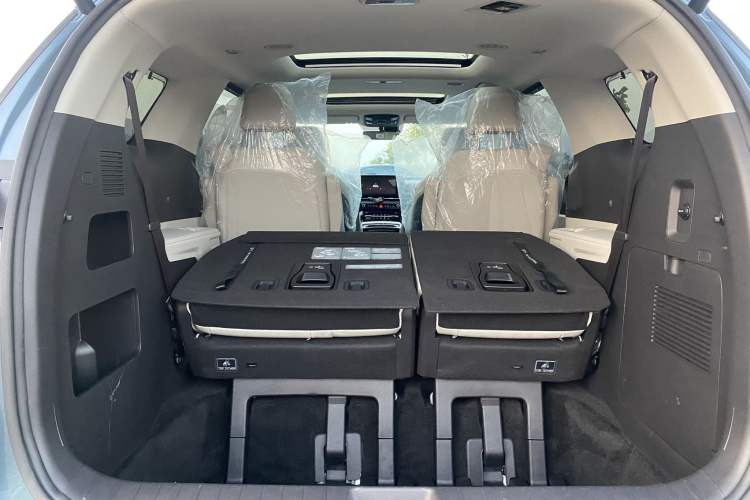 Used Kia Carnival 2021 2.0T Luxury Tech Edition Trunk