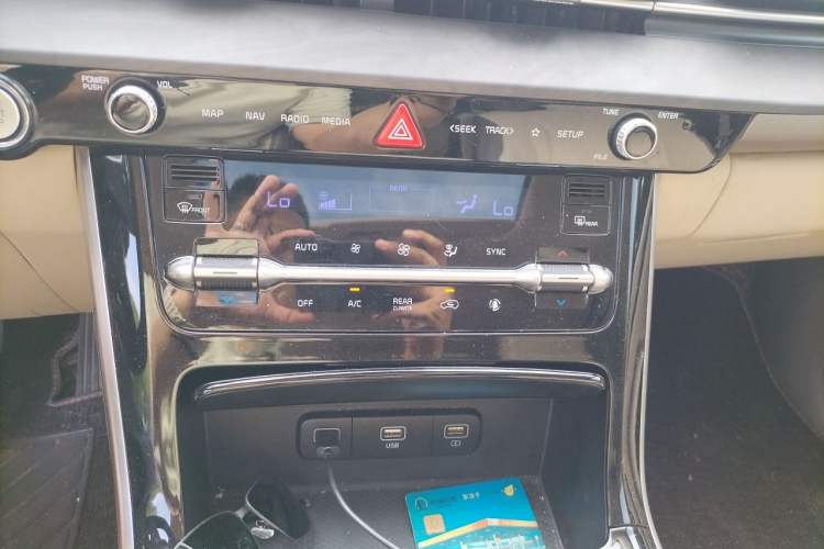 Used Kia Carnival 2021 2.0T Luxury Edition Audio And AC Panel