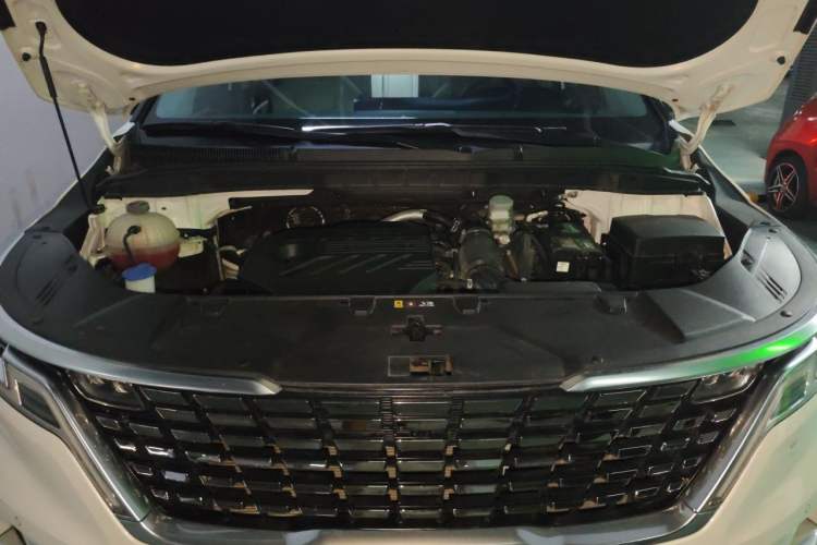 Used Kia Carnival 2021 2.0T Flagship Edition Engine Bay