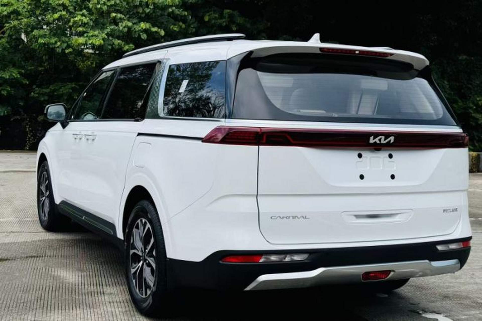 Used Kia Carnival 2021 2.0T Luxury Tech Edition Exterior 4