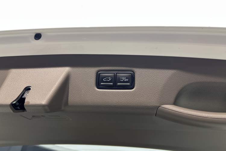 Used Kia Carnival 2021 2.0T Luxury Tech Edition Interior 11