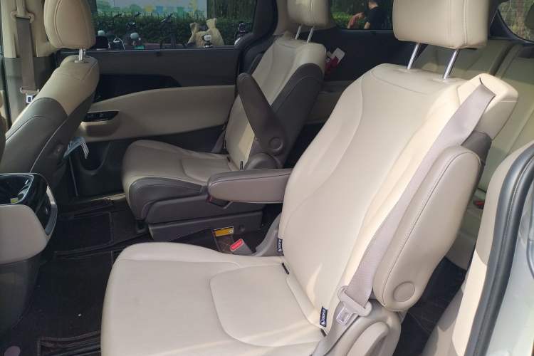 Used Kia Carnival 2021 2.0T Luxury Edition Left Rear Seat