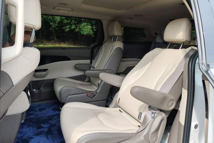 Used Kia Carnival 2021 2.0T Luxury Tech Edition Left Rear Seat