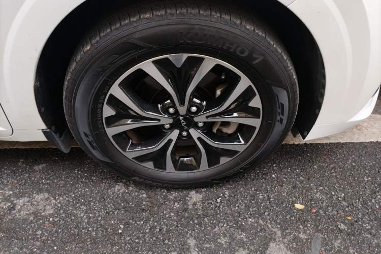 Used Kia Carnival 2021 2.0T Luxury Tech Edition Right Front Wheel Hub