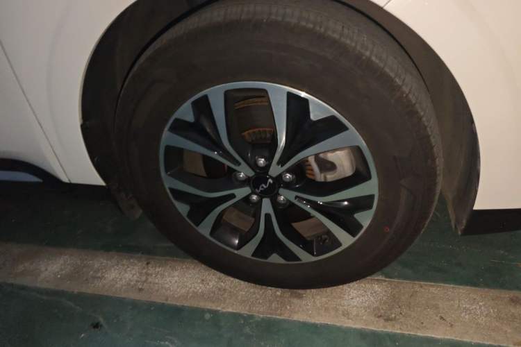 Used Kia Carnival 2021 2.0T Flagship Edition Right Front Wheel Hub