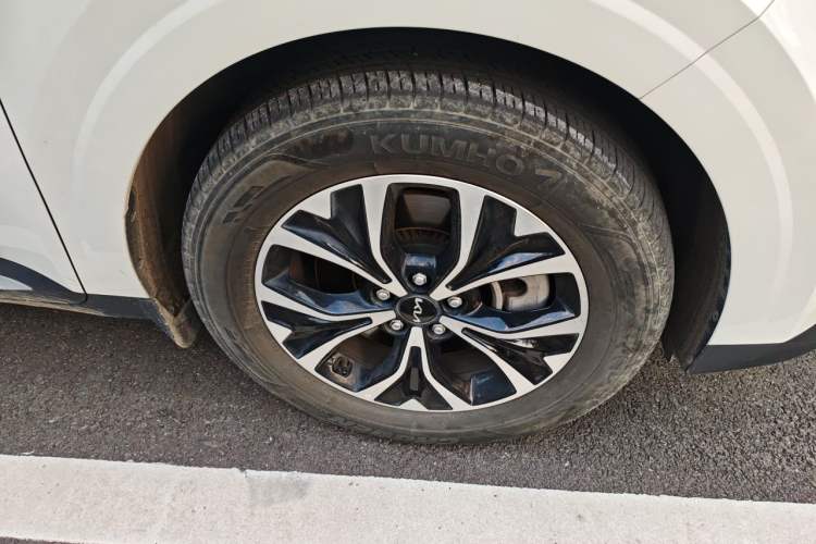 Used Kia Carnival 2021 2.0T Luxury Tech Edition Right Front Wheel Hub
