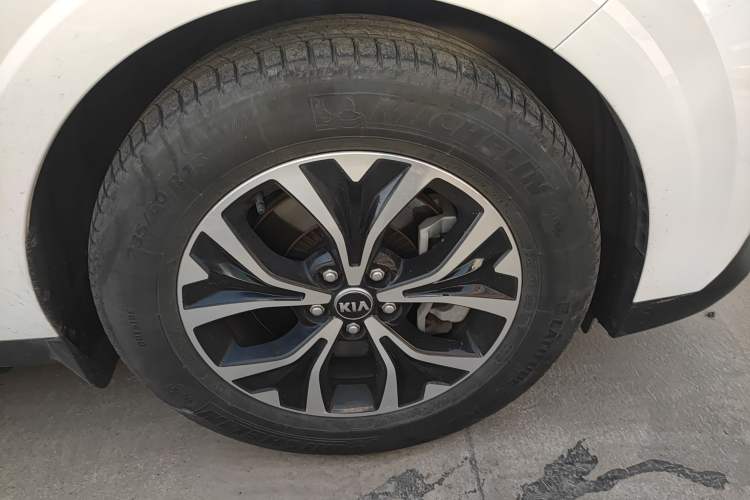 Used Kia Carnival 2021 2.0T Flagship Edition Right Front Wheel Hub