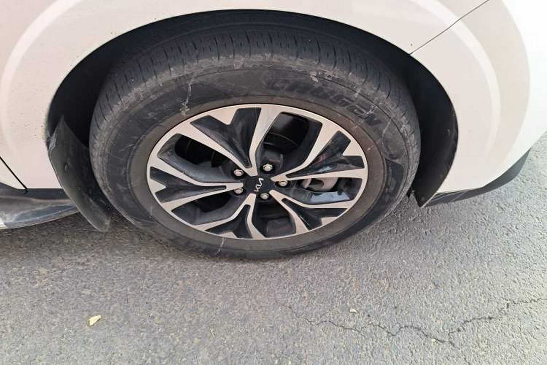 Used Kia Carnival 2021 2.0T Luxury Tech Edition Right Front Wheel Hub