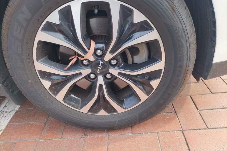 Used Kia Carnival 2021 2.0T Luxury Edition Right Front Wheel Hub