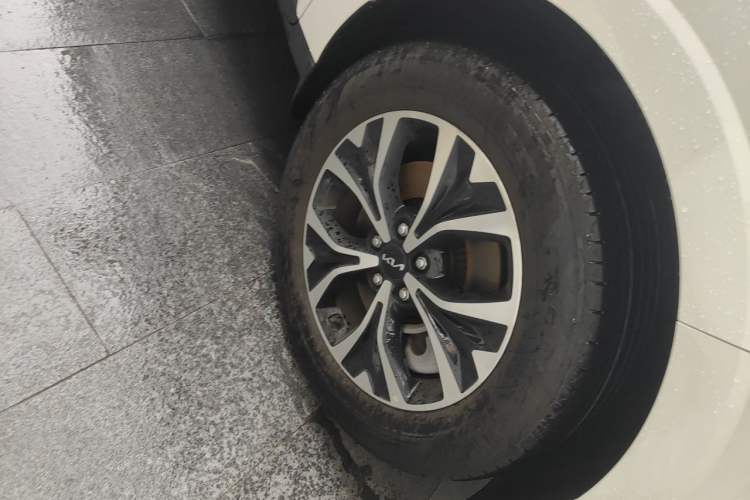 Used Kia Carnival 2021 2.0T Flagship Edition Right Front Wheel Hub