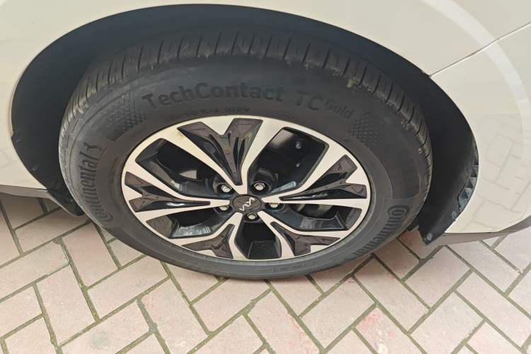 Used Kia Carnival 2021 2.0T Luxury Tech Edition Right Front Wheel Hub