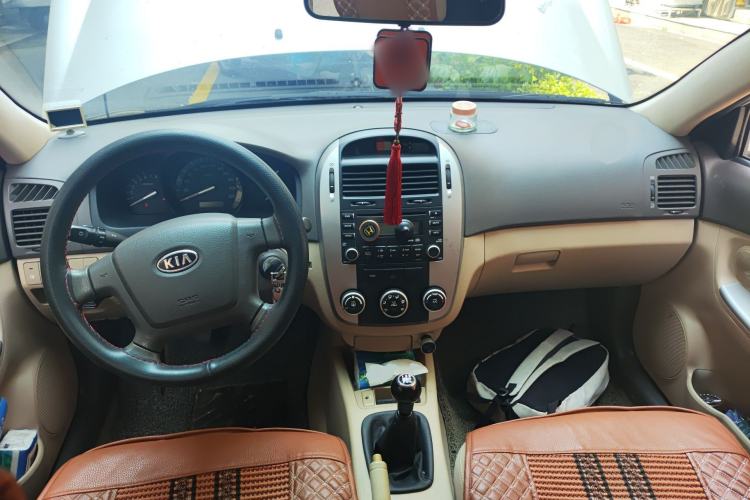 Used Kia Cerato 2008 European-style 1.6 MT GL Center Console