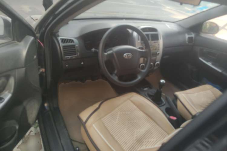 Used Kia Cerato 2010 1.6L MT GL Center Console