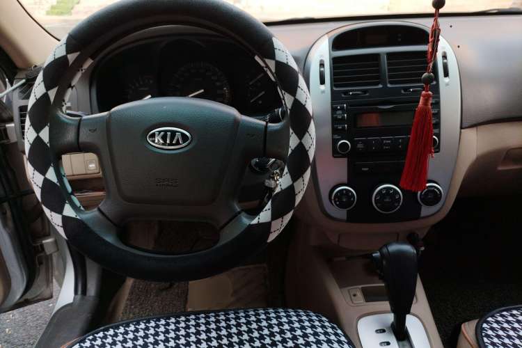 Used Kia Cerato 2010 1.6 AT GL Center Console