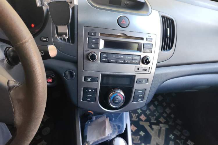 Used Kia Forte 2009 1.6L AT Premium Audio And AC Panel