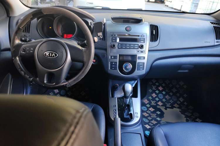 Used Kia Forte 2009 1.6L AT Premium Center Console