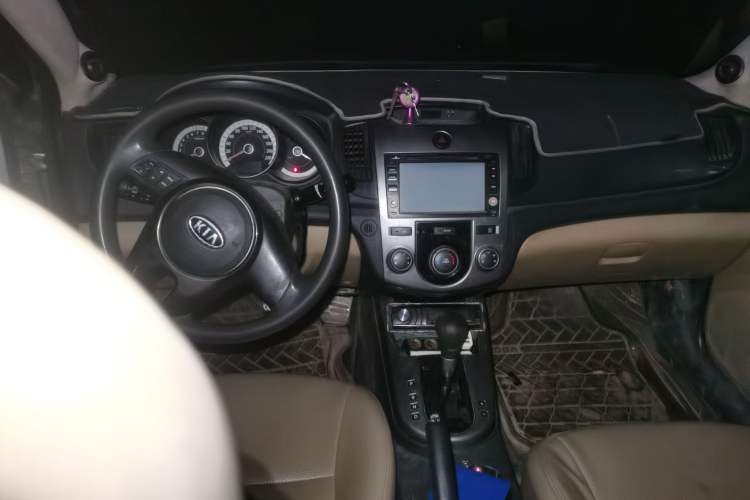 Used Kia Forte 2009 1.6L AT GL Center Console