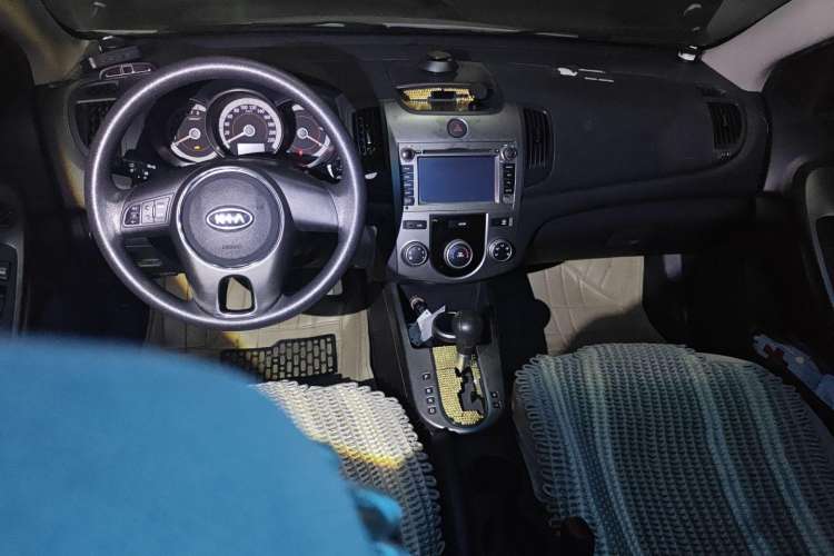 Used Kia Forte 2009 1.6L AT GL Center Console