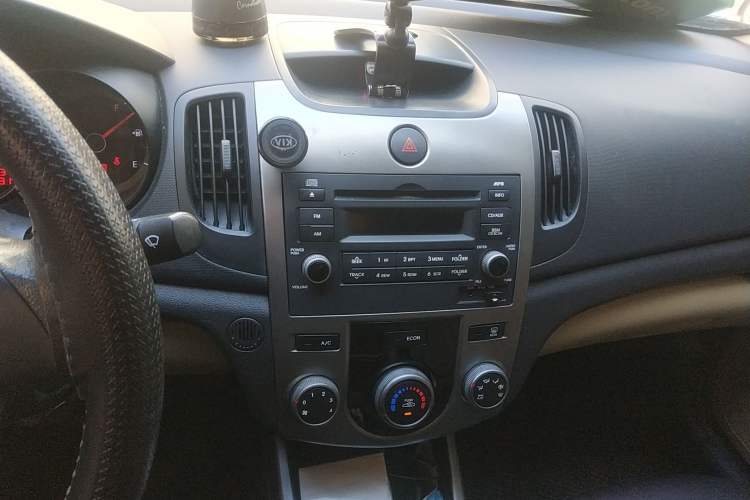 Used Kia Forte 2011 1.6L AT GL Audio And AC Panel