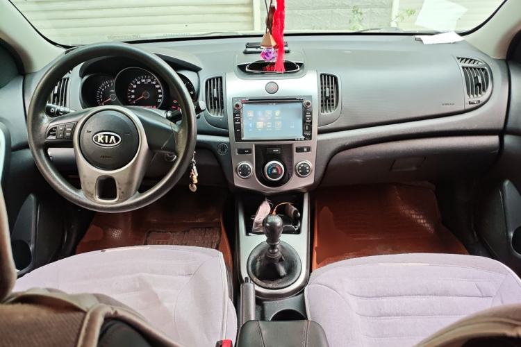 Used Kia Forte 2011 1.6L MT GL Center Console
