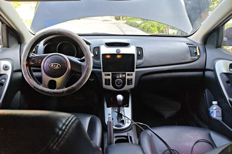 Used Kia Forte 2011 1.6L AT Premium Center Console