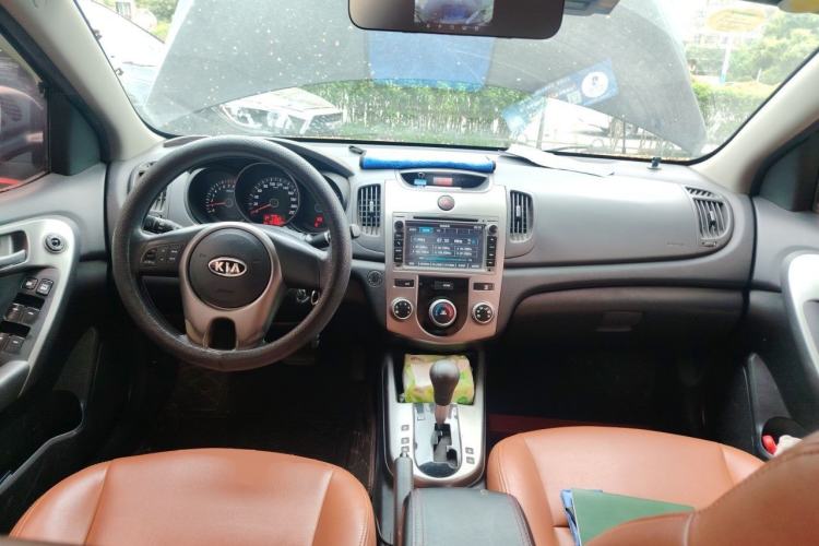 Used Kia Forte 2011 1.6L AT GL Center Console
