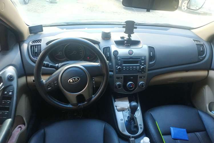 Used Kia Forte 2011 1.6L AT GL Center Console