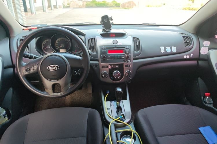 Used Kia Forte 2011 1.6L AT GL Center Console