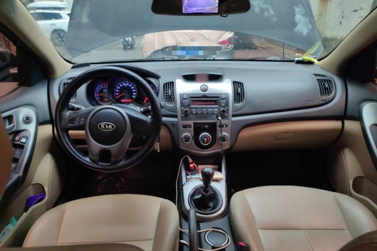 Used Kia Forte 2011 1.6L MT GL Center Console
